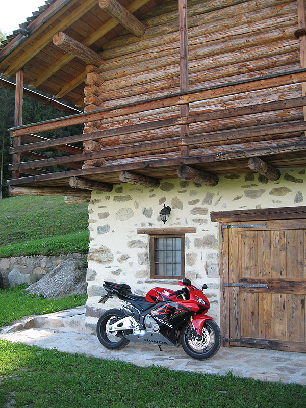 cbr davanti ai box